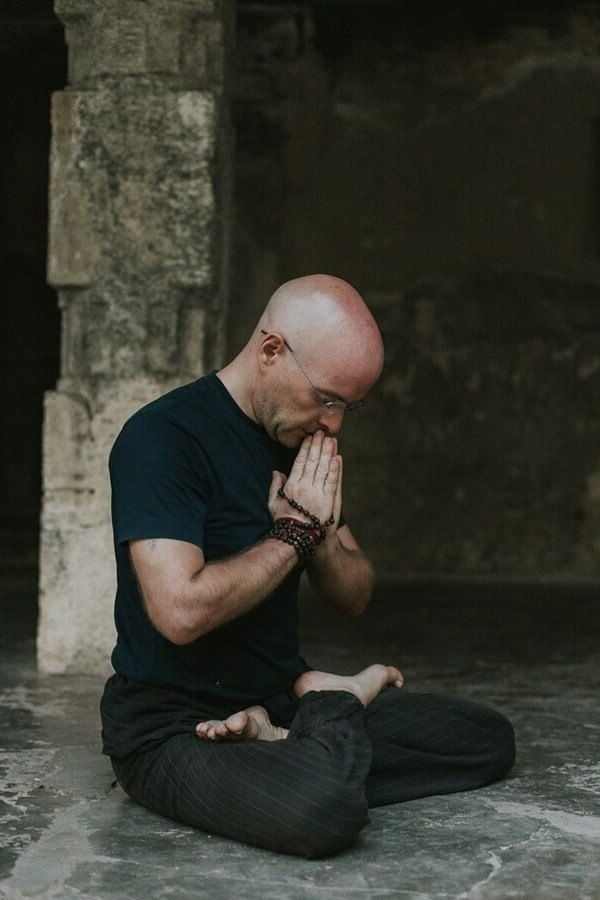 Alan in meditazione profonda, rappresentando la calma interiore dello Yoga