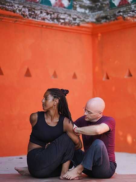 Alan che aiuta lo studente a raggiungere la torsione corretta in Marichyasana D (Posizione del saggio Marichi D) nell'Ashtanga Yoga (Prima Serie - Yoga Chikitsa).