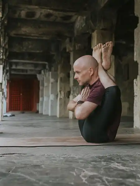 Alan in Dwi Pada Sirsasana (Posizione con Entrambe le Gambe Dietro la Testa), doppio equilibrio nella pratica di Ashtanga (Serie Intermedia - Nadi Shodhana)