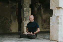 Alan in meditazione profonda, rappresentando la calma interiore dello Yoga