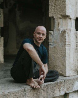 Alan seduto in contemplazione, insegnante di Ashtanga Yoga