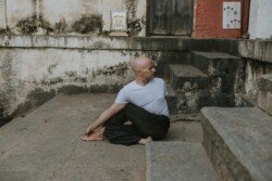 Alan in Ardha Matsyendrasana (Posizione del Mezzo Signore dei Pesci), torsione seduta nello Yoga (Serie Intermedia - Nadi Shodhana)