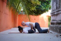 Alan che dimostra la tecnica di aggiustamento di Baddha Konasana A nella pratica Ashtanga (Prima Serie - Yoga Chikitsa).