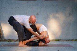 Alan che assiste la forma corretta in Laghu Vajrasana (Posizione del Piccolo Fulmine) durante la pratica Ashtanga (Serie Intermedia - Nadi Shodhana).