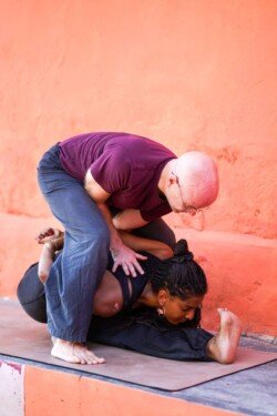 Alan leading the student through Marichyasana A (Sage Marichi A Pose) in the Ashtanga sequence (Primary Series - Yoga Chikitsa).