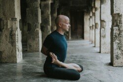 Alan in Baddha Padmasana (Posizione del Loto Legato), meditazione e equilibrio nel flusso Ashtanga