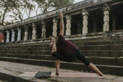 Alan in Bhairavasana (Posizione del Terrore), dimostrando un equilibrio impegnativo nello Yoga (Serie Avanzata - Sthira Bhaga)