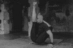 Alan in Chakorasana (Posizione della Coturnice), posizione di transizione nello Yoga (Serie Avanzata - Sthira Bhaga)