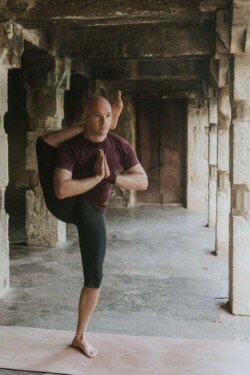 Alan in Durvasana (Posizione del Saggio Durvasa), posizione di equilibrio e forza in Ashtanga (Serie Avanzata - Sthira Bhaga)