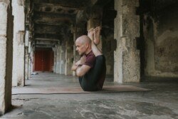 Alan in Dwi Pada Sirsasana (Posizione con Entrambe le Gambe Dietro la Testa), doppio equilibrio nella pratica di Ashtanga (Serie Intermedia - Nadi Shodhana)