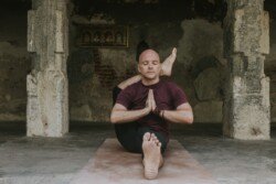Alan in Eka Pada Sirsasana A (Posizione con Una Gamba Dietro la Testa A), posizione avanzata in Ashtanga Yoga (Serie Intermedia - Nadi Shodhana)