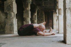 Alan in Eka Pada Sirsasana B (Posizione con Una Gamba Dietro la Testa B), in Ashtanga Yoga (Serie Intermedia - Nadi Shodhana)