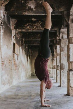 Alan in Handstand (Verticale), mostrando equilibrio e forza nello Yoga