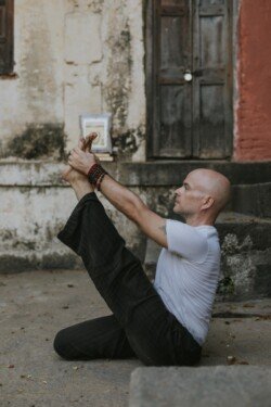 Alan in Krounchasana (Posizione dell'Airone), equilibrio e allungamento nel flusso Ashtanga (Serie Intermedia - Nadi Shodhana)