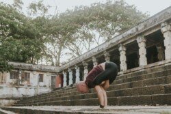 Alan in Kukkutasana (Posizione del Gallo), bilanciamento sulle braccia in Ashtanga Yoga (Serie Avanzata - Sthira Bhaga)