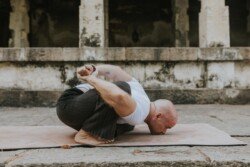 Alan in Marichyasana B (Posizione del saggio Marichi B), posizione avanzata di Ashtanga Vinyasa Yoga (Prima Serie - Yoga Chikitsa)