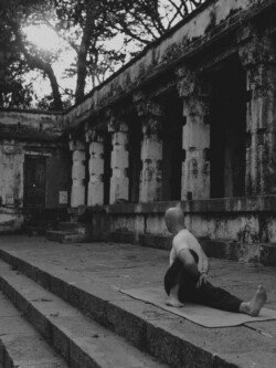 Alan in Marichyasana C (Posizione del saggio Marichi C), torsione avanzata di Ashtanga Yoga (Prima Serie - Yoga Chikitsa)