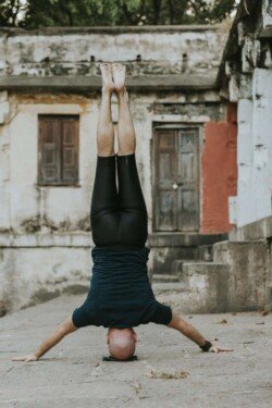 Alan in Mukta Hasta Sirsasana C (Posizione sulla Testa C con Mani Intercluse), equilibrio e forza nel flusso Ashtanga (Serie Intermedia - Nadi Shodhana)
