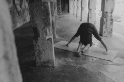 Alan in Prasarita Padottanasana C (Posizione del Piegamento in Avanti con Gambe Larghe C), allungamento profondo in Ashtanga Yoga (Prima Serie - Yoga Chikitsa)