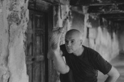 Alan in equilibrio in Utthita Hasta Padangusthasana (Posizione del Piede Esteso con Mano), posizione di Ashtanga Yoga (Prima Serie - Yoga Chikitsa)