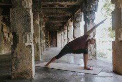 Alan in Utthita Parsvakonasana (Posizione dell'Angolo Laterale Esteso), in Ashtanga Yoga (Prima Serie - Yoga Chikitsa)