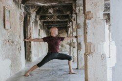 Alan in Virabhadrasana II (Posizione del Guerriero II) in Ashtanga Vinyasa Yoga (Prima Serie - Yoga Chikitsa)