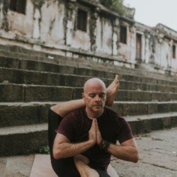 Alan in Viranchyasana A (Posizione del Saggio Viranchi A), equilibrio avanzato e torsione nello Yoga (Serie Avanzata - Sthira Bhaga)